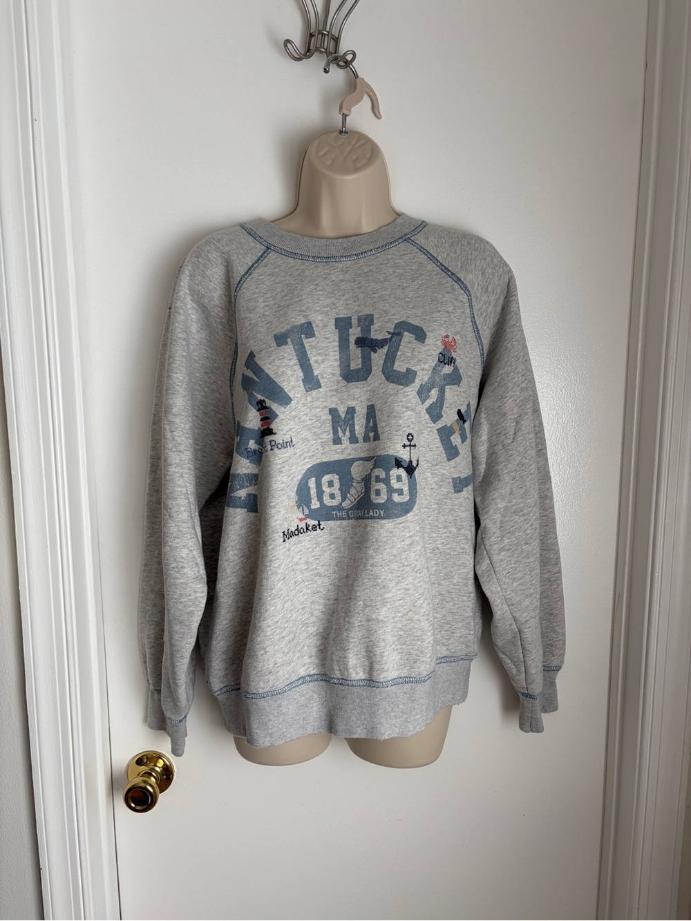 Abercrombie & Fitch Grey Nantucket Graphic Crewneck Sweatshirt (Size Small)